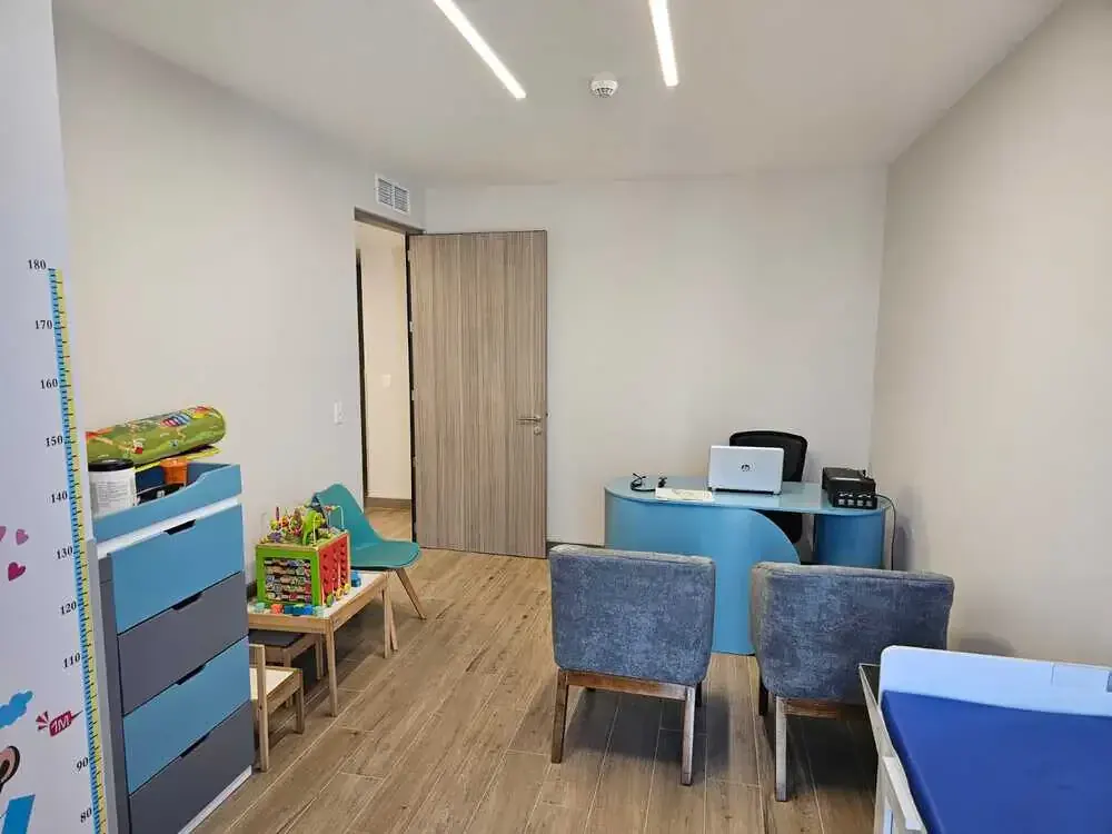 Consultorio de neumología pediátrica con rincón infantil para la consulta de valoración