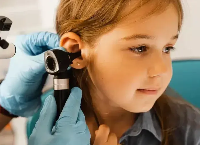 Revisión de oído a una niña por otitis media